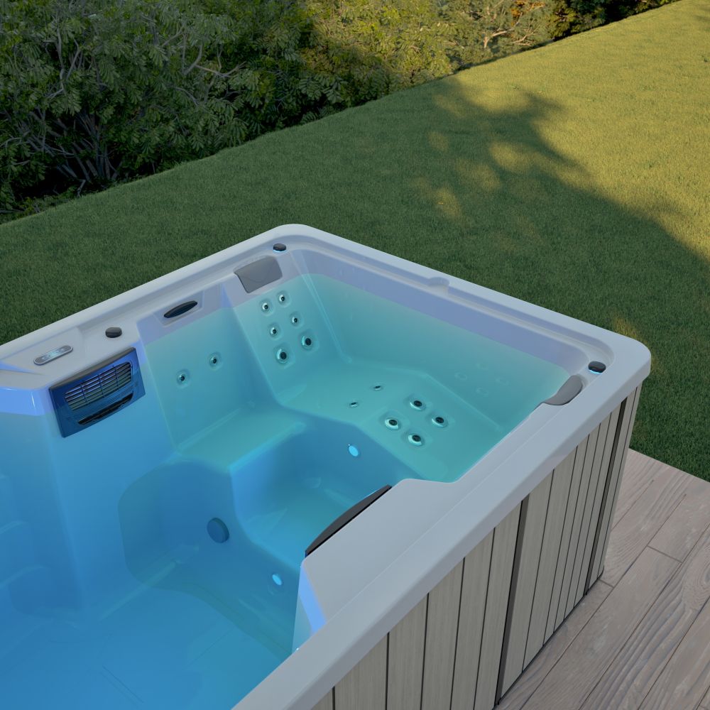 Nowoczesne jacuzzi ogrodowe z systemem dysz masujących ustawione na drewnianym tarasie przy trawniku.