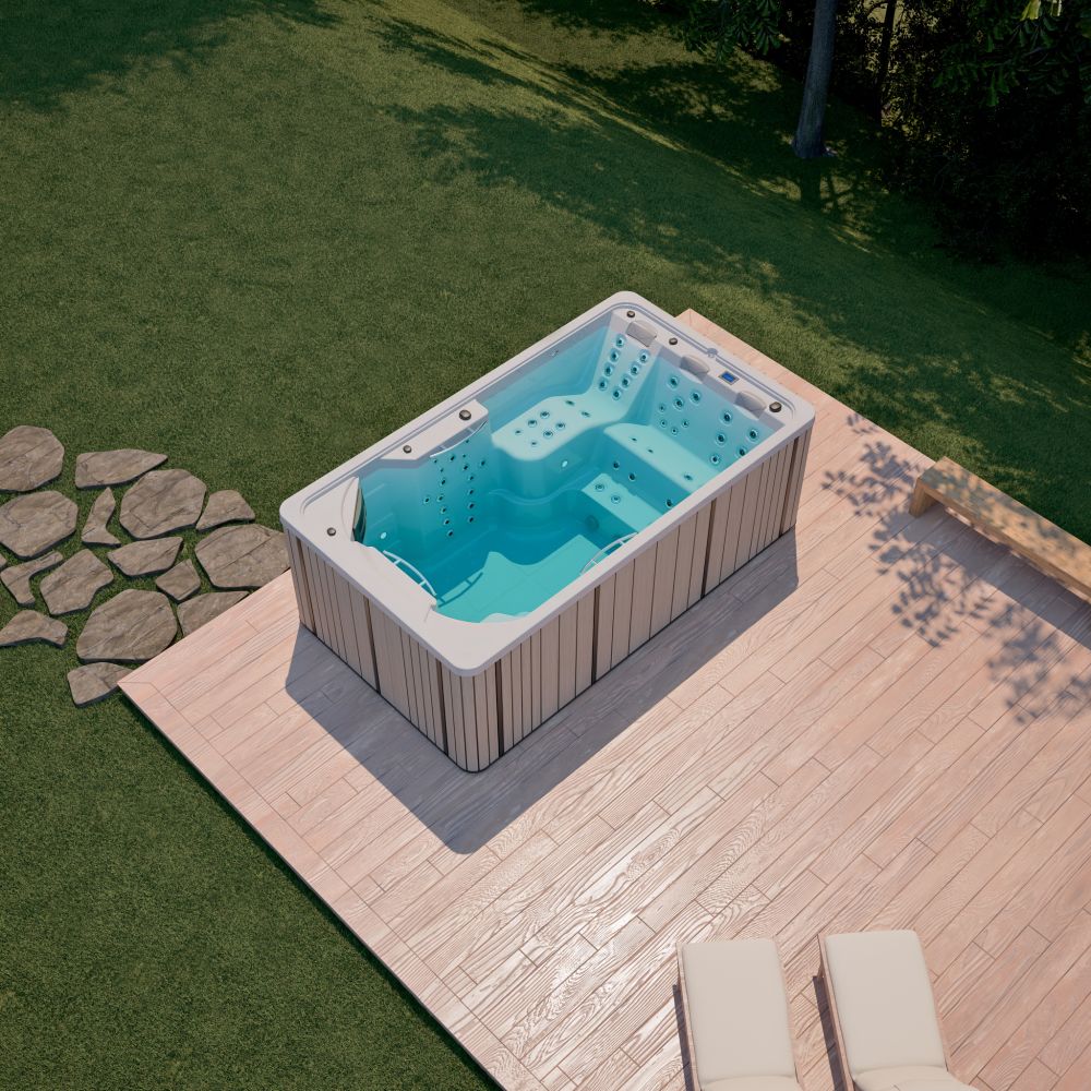 Wanna zewnętrzna z hydromasażem ustawiona na drewnianym tarasie w ogrodzie.