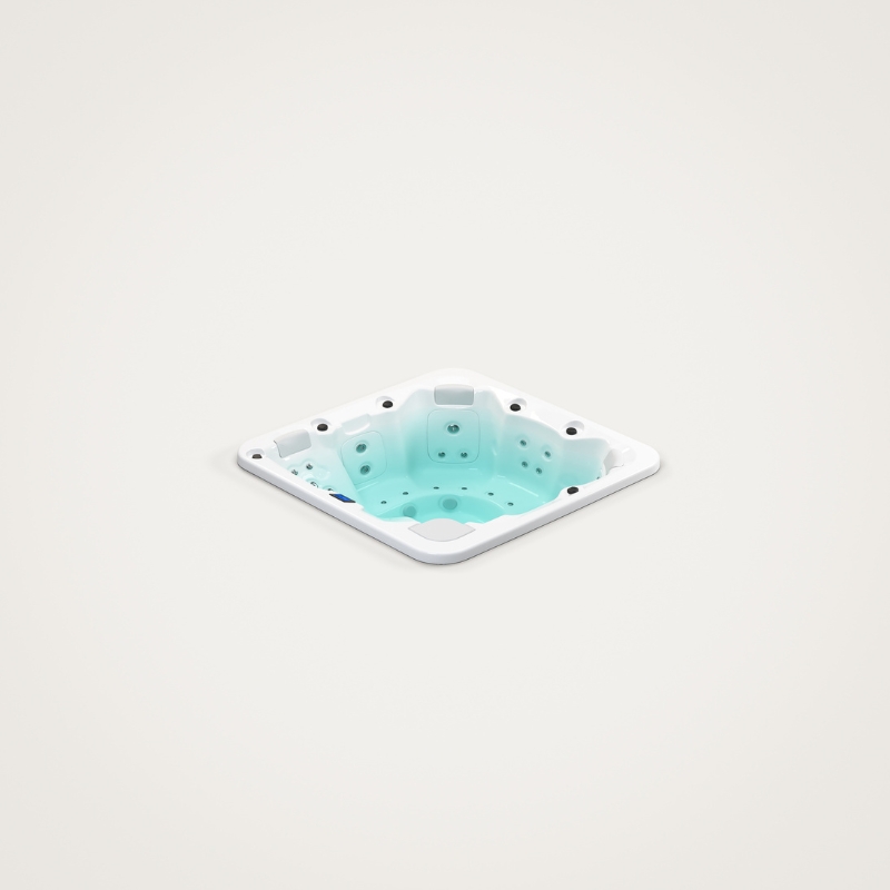 Kwadratowa wanna z hydromasażem z jasnoniebieską wodą na białym tle.