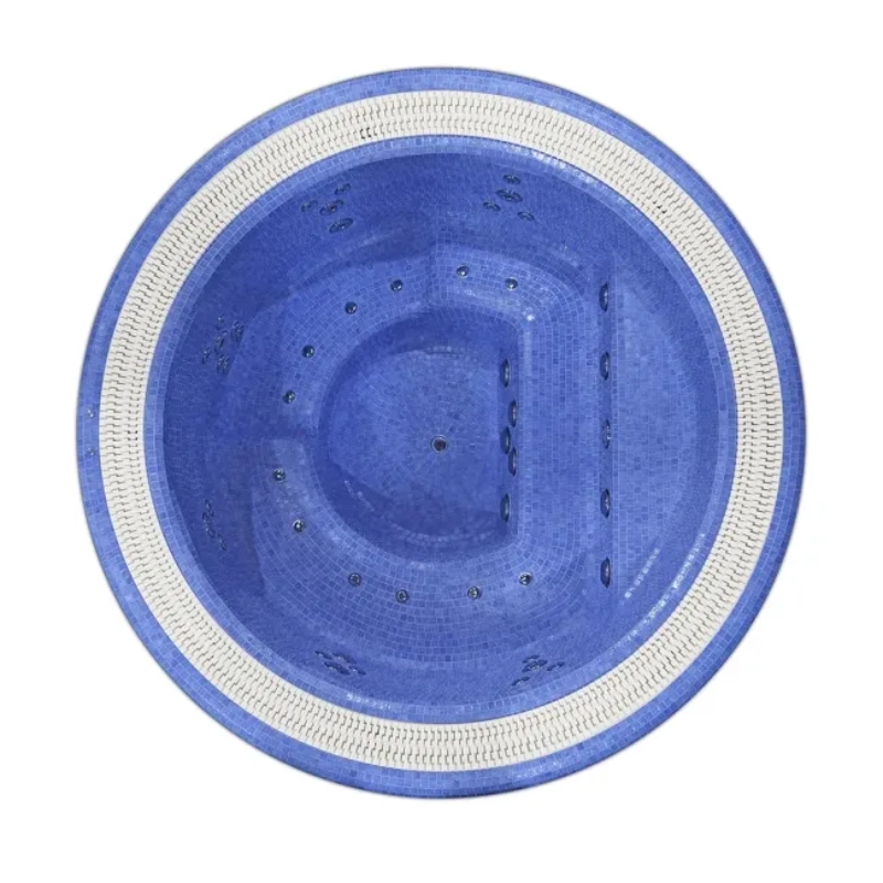 Okrągła niebieska wanna spa wyłożona mozaiką z widocznymi dyszami masującymi.