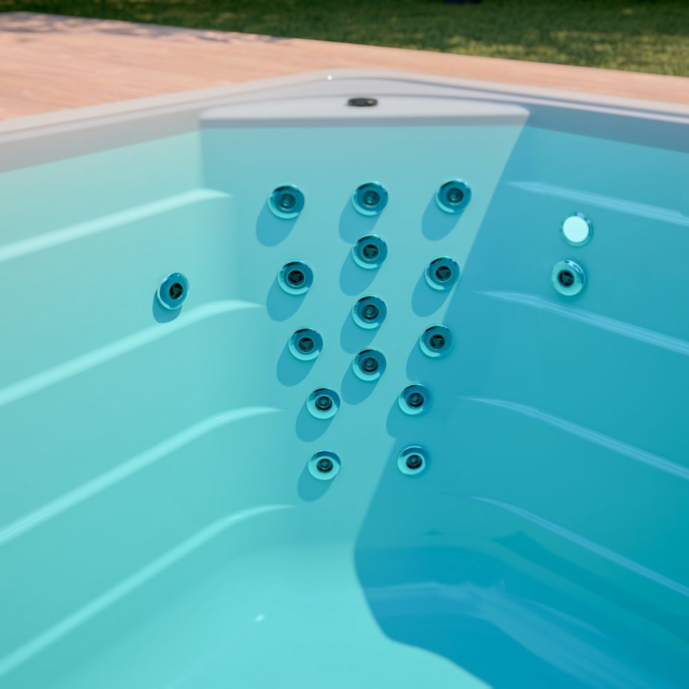 Wnętrze wanny spa z systemem dysz do hydromasażu.