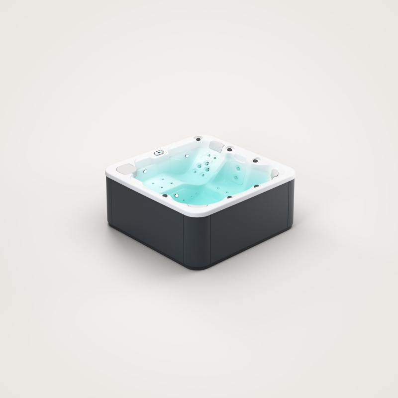 Kwadratowa wanna spa z hydromasażem i błękitną wodą na jasnym tle.