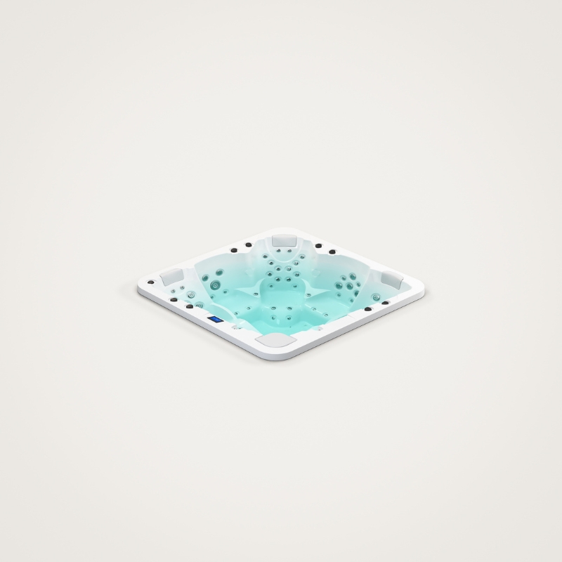 Kwadratowa wanna spa z hydromasażem i błękitną wodą na jasnym tle.
