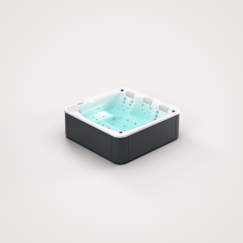 Nowoczesne kwadratowe jacuzzi ogrodowe z błękitną wodą.