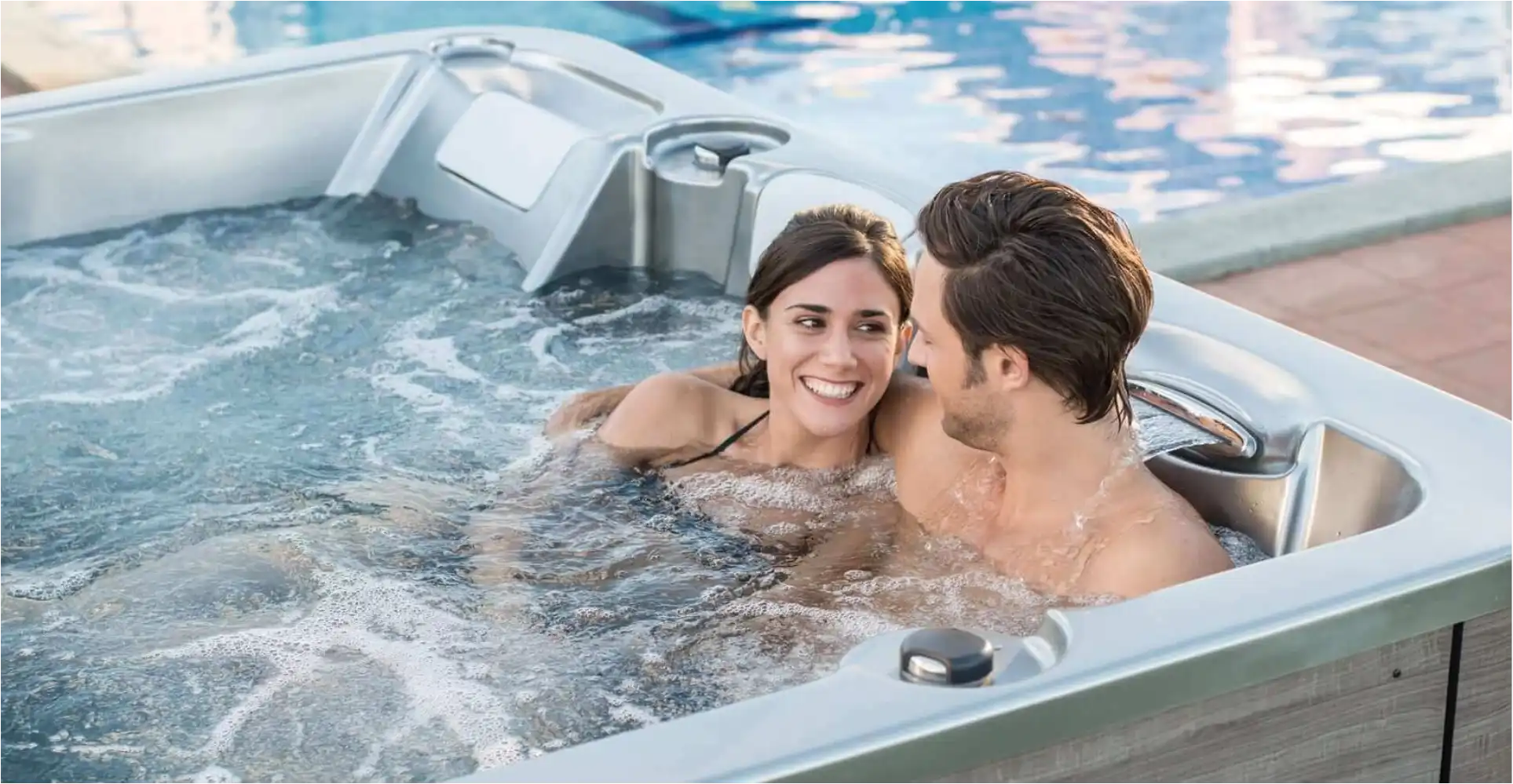 Para odpoczywająca w przydomowym jacuzzi z hydromasażem.