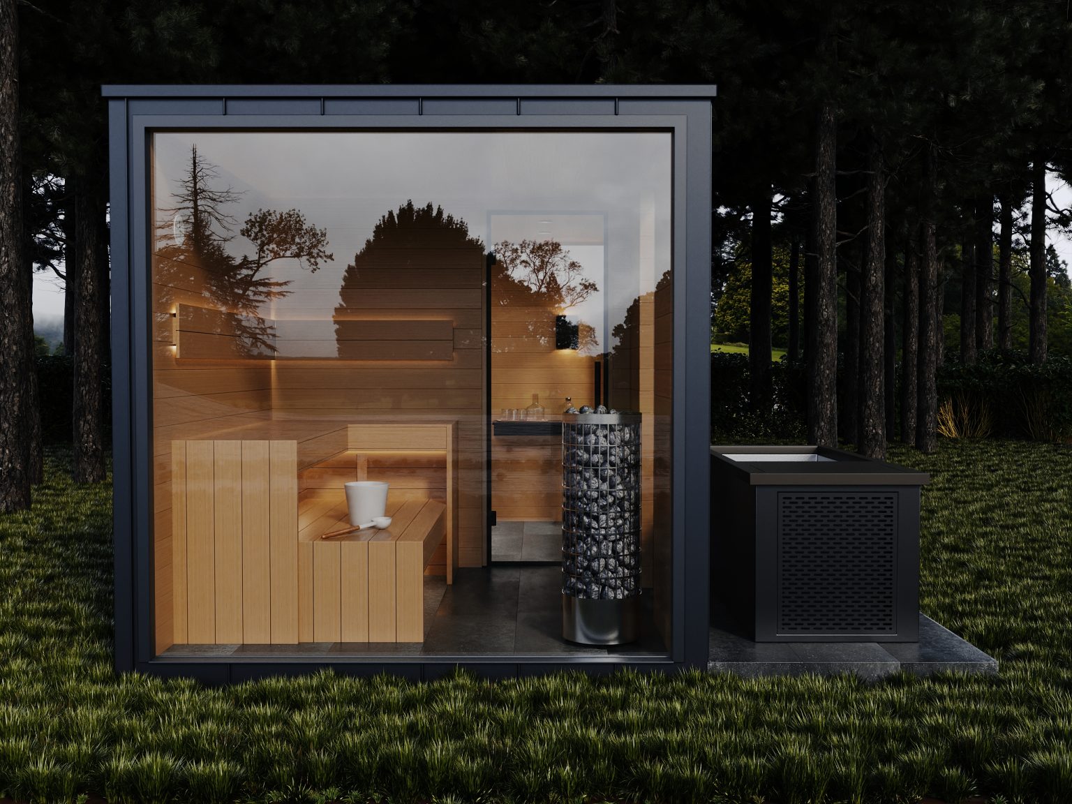 Nowoczesna sauna ogrodowa ze szklaną ścianą, drewnianym wnętrzem i piecem z kamieniami, ustawiona w lesie.