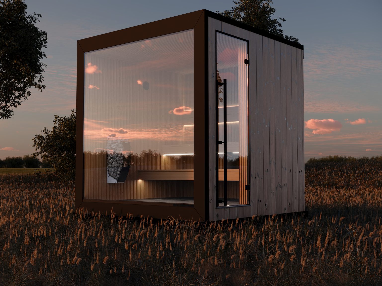 Nowoczesna sauna zewnętrzna o konstrukcji sześcianu z przeszklonym frontem, ustawiona na łące podczas zachodu słońca.