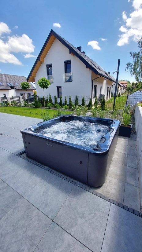 Wanna zewnętrzna Aquavia Spa na tarasie przy nowoczesnym domu jednorodzinnym.