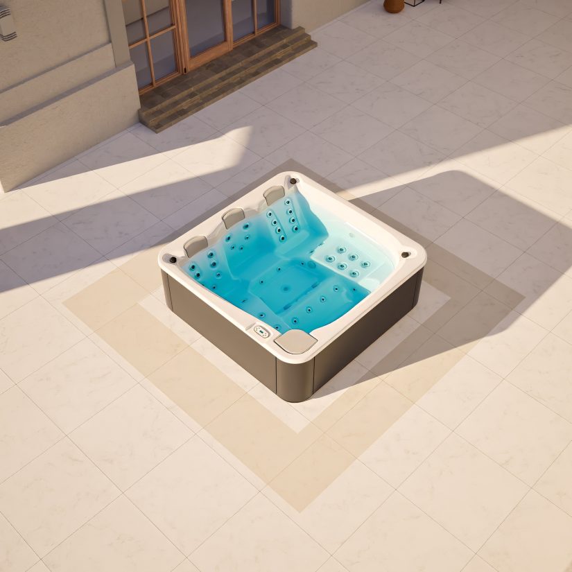 Kwadratowe jacuzzi z błękitną wodą ustawione na jasnym tarasie przy domu.