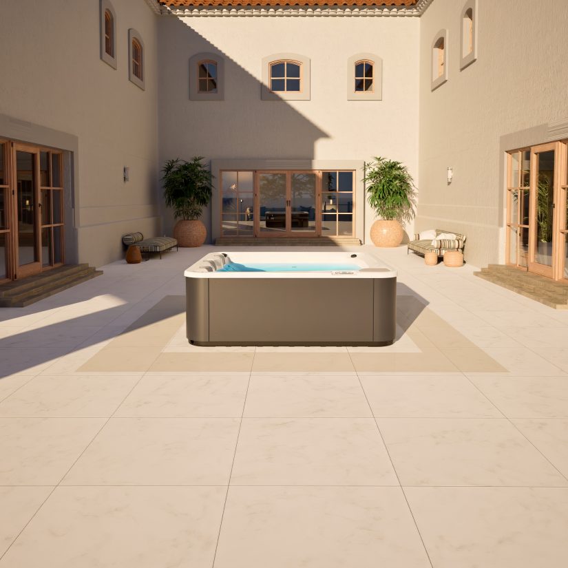 Jacuzzi na patio luksusowego domu w stylu śródziemnomorskim.