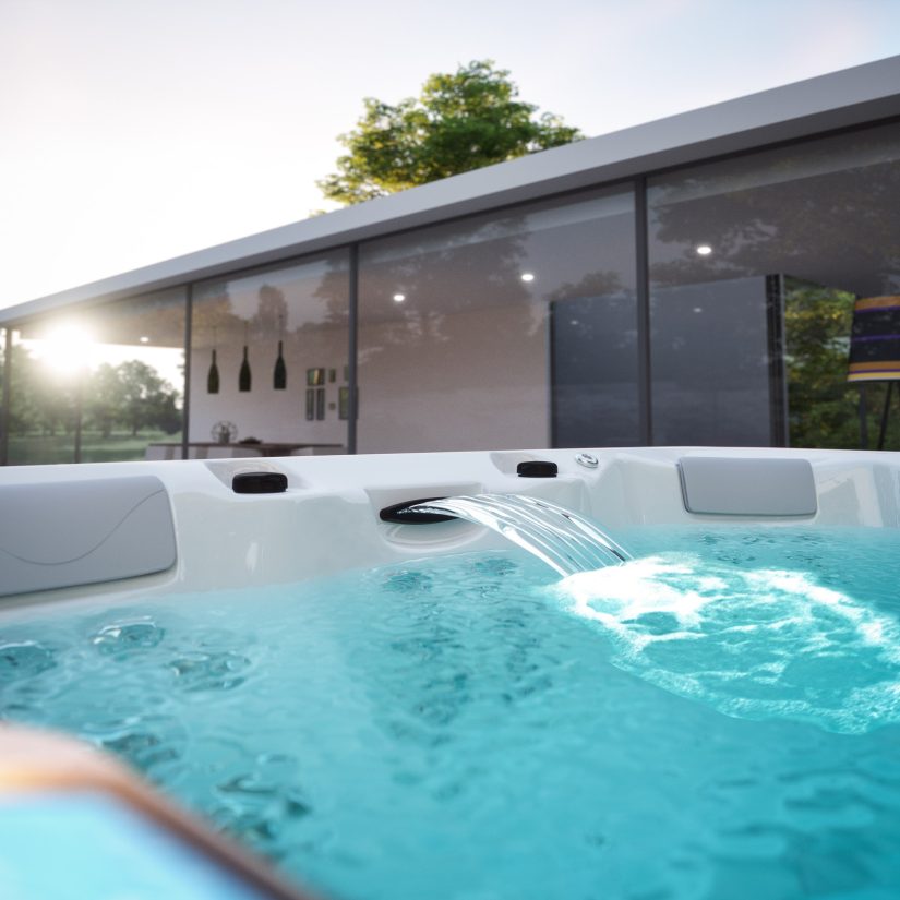 Woda wylewająca się z dyszy wanny spa na tle nowoczesnego domu z przeszkleniami.