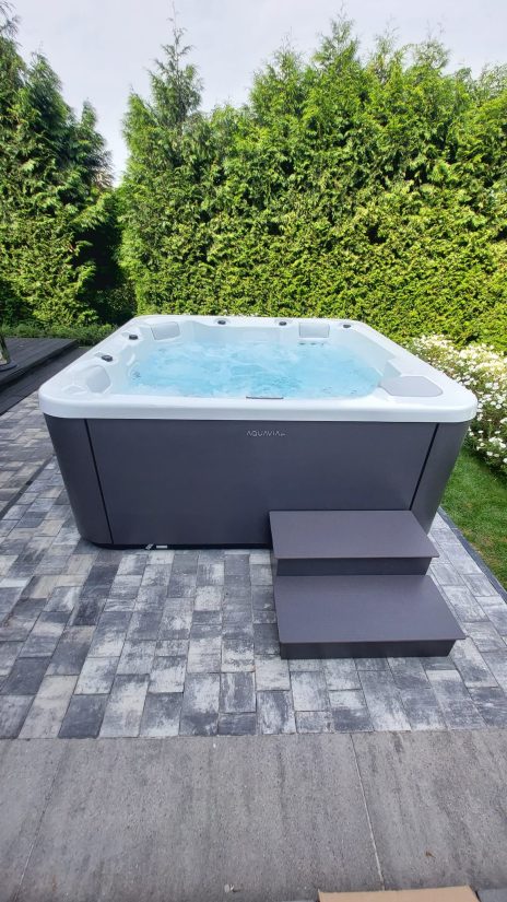 Wanna z hydromasażem Aquavia Spa na tarasie w ogrodzie.