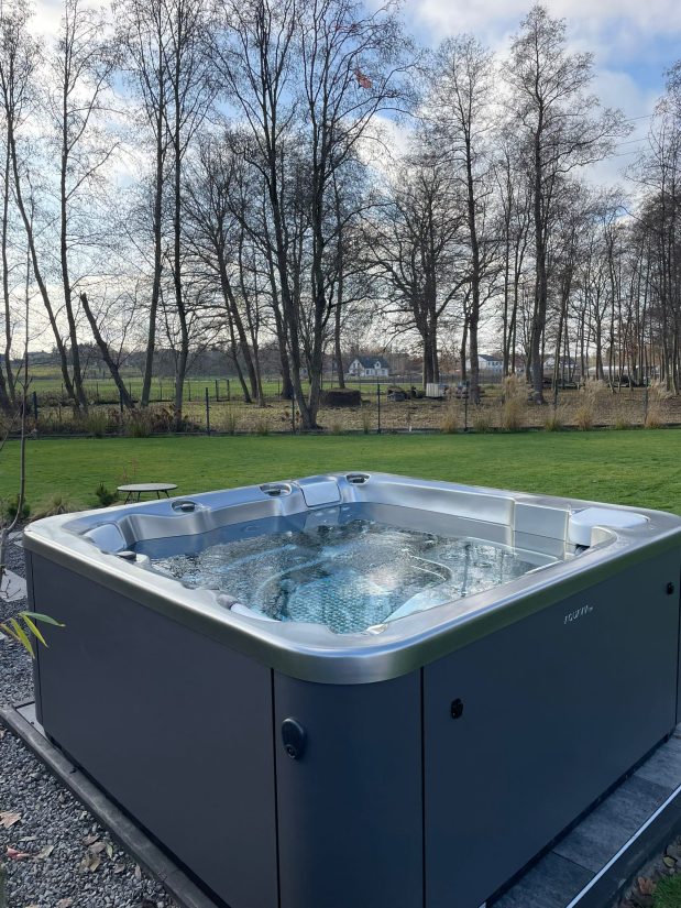 Wanna ogrodowa Aquavia w ogrodzie na tle drzew.