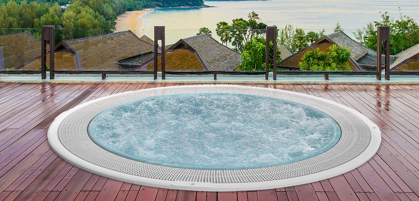 Okrągłe jacuzzi na tarasie z widokiem na tropikalną plażę i morze.