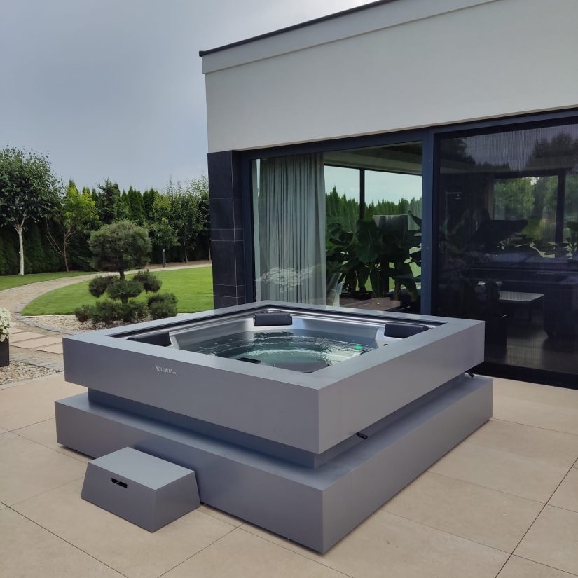 Szare spa ogrodowe Aquavia na tarasie nowoczesnego domu.