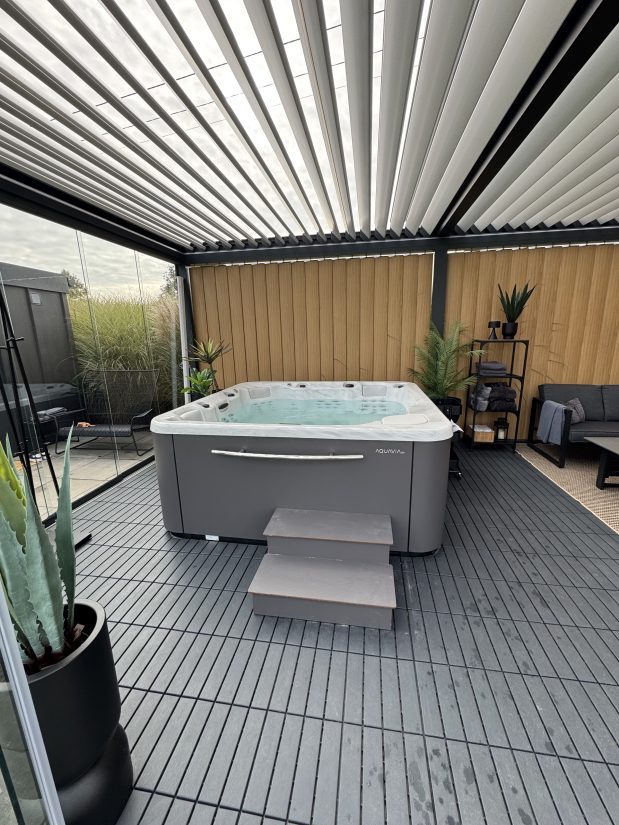 Wanna spa Aquavia na tarasie z drewnianymi ścianami i zadaszeniem pergolą.