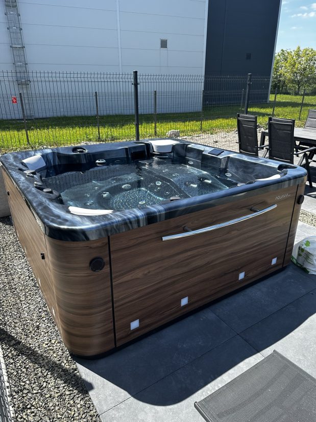 Wanna ogrodowa z hydromasażem marki Aquavia Spa na tarasie.