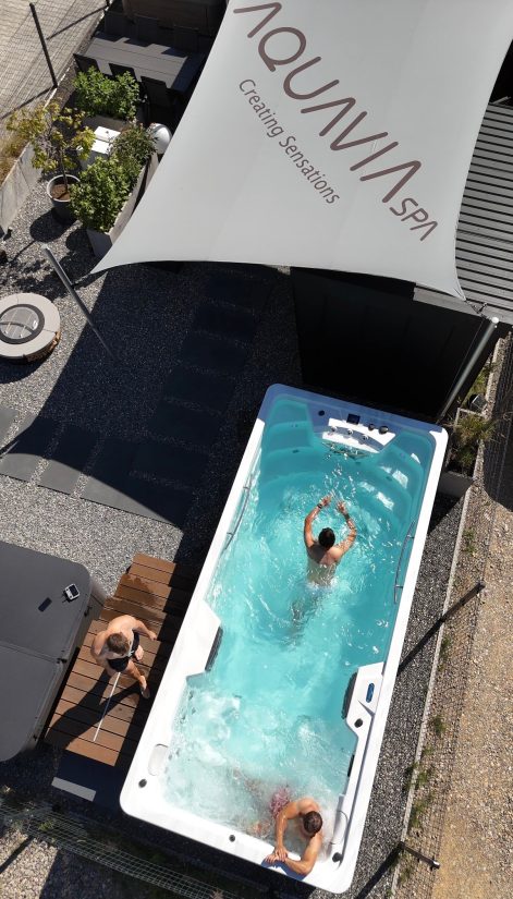 Mężczyźni korzystający z przydomowego basenu Aquavia Spa z markizą przeciwsłoneczną.