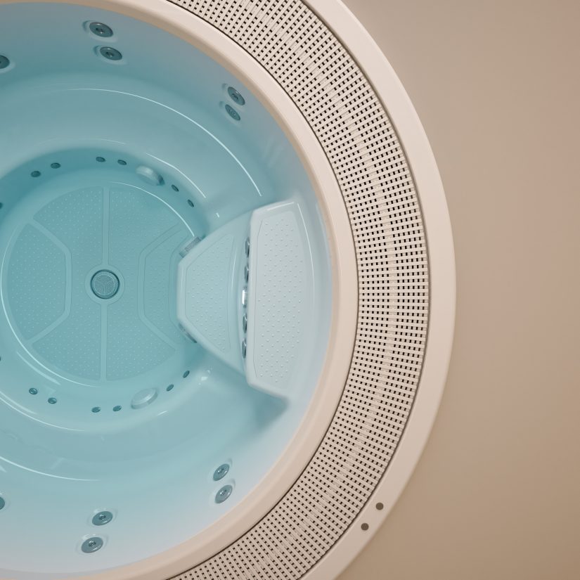 Widok z góry na okrągłą wannę z hydromasażem w kolorze błękitnym z jasną obudową.