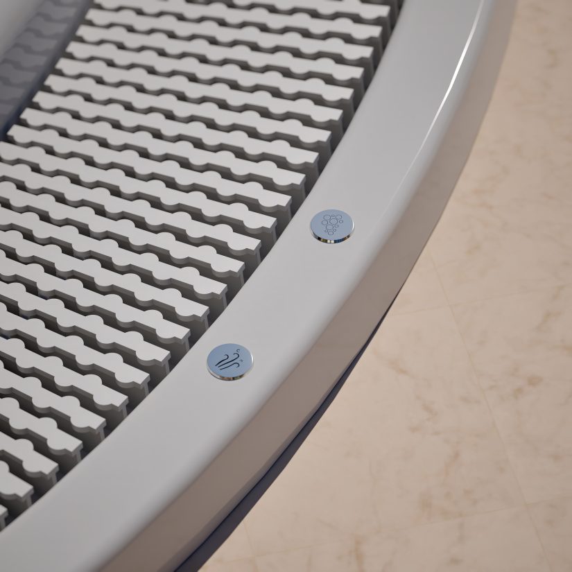 Krawędź wanny z hydromasażem z przyciskami funkcji bąbelków i masażu powietrznego.