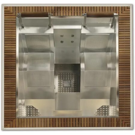 Wnętrze kwadratowego jacuzzi ze stali nierdzewnej z drewnianym obramowaniem.