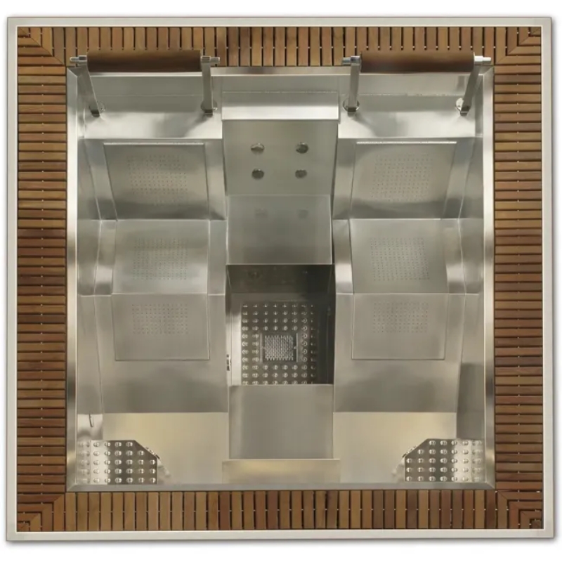 Wnętrze kwadratowego jacuzzi ze stali nierdzewnej z drewnianym obramowaniem.