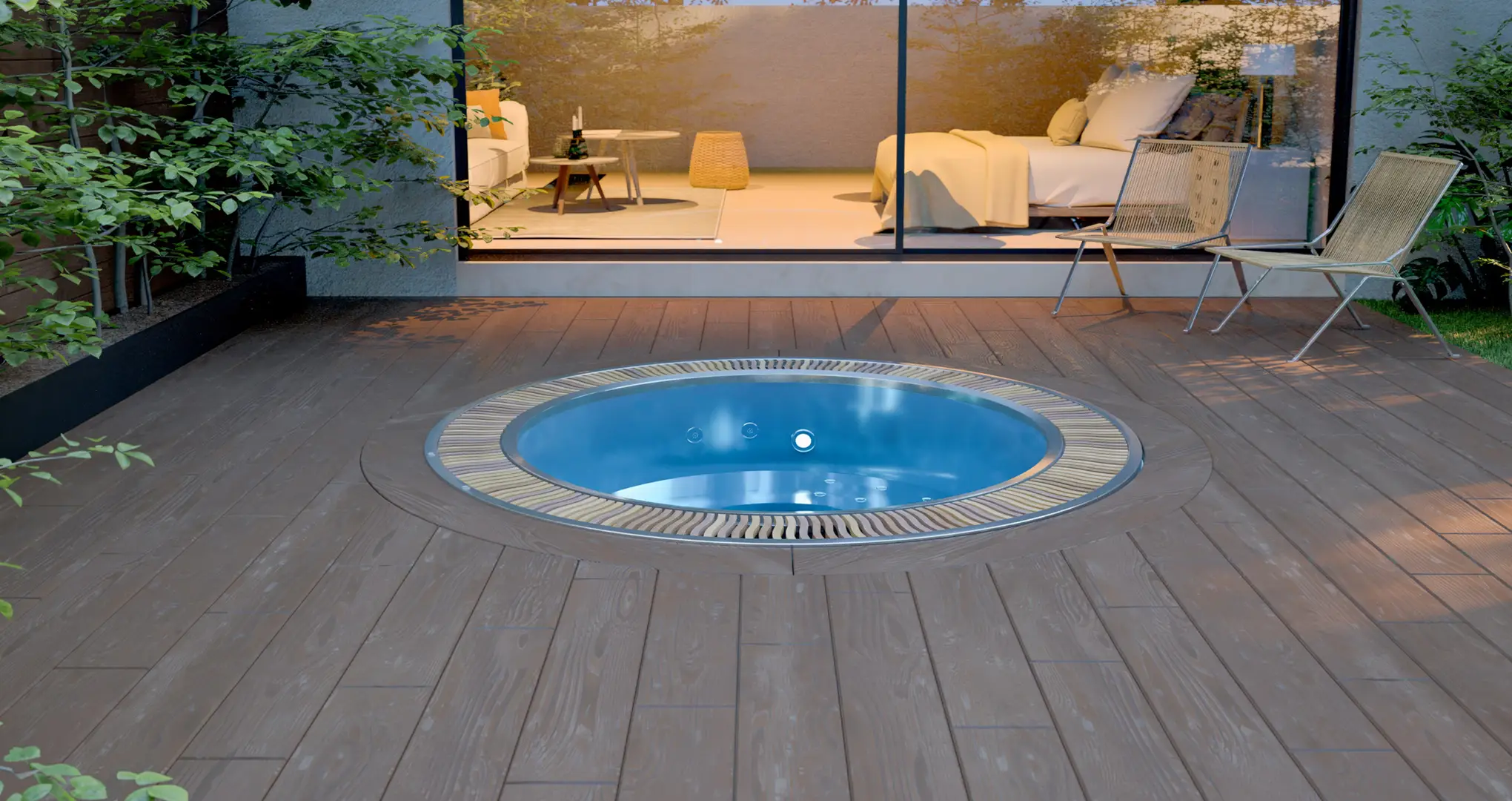 Okrągłe jacuzzi wbudowane w drewniany taras przed nowoczesnym domem z widokiem na sypialnię.