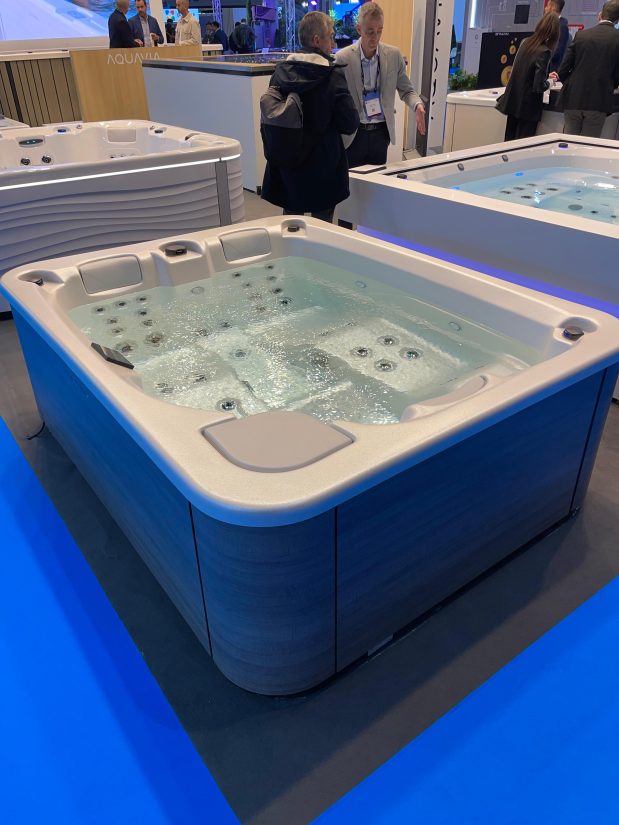 Wanna z hydromasażem prezentowana na targach branżowych.