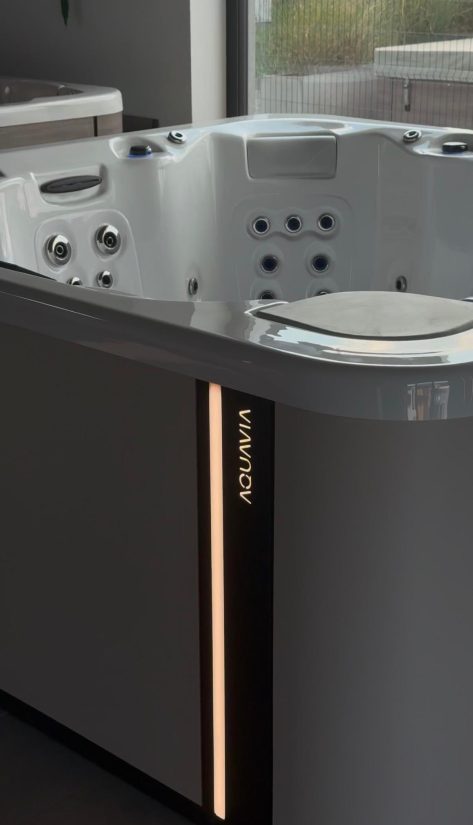 Wanna spa z podświetlanym logo marki Aquavia.